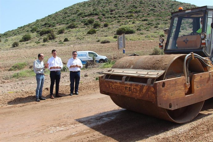 Acondicionamiento de caminos de Níjar (Almería).