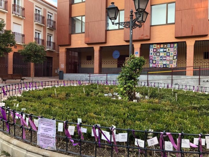 Lazos morados en la Plaza de las Mujeres de Vicálvaro antes de ser retirados