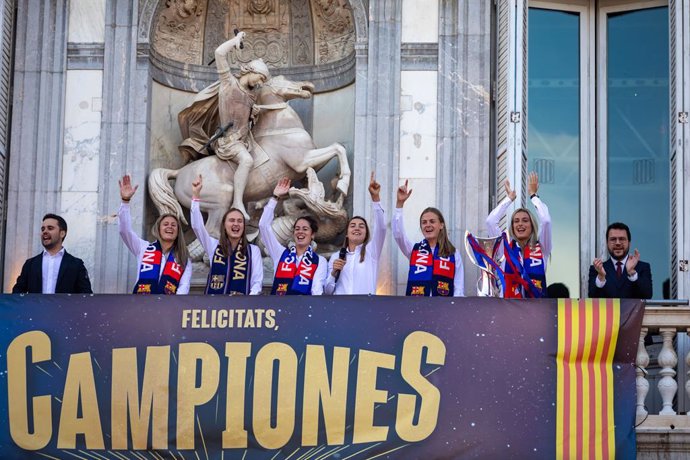 Archivo - Las jugadoras del Bara femenino de fútbol se asoman al balcón para celebrar su victoria en la Champions League, a 4 de junio de 2023, en Barcelona, Catalunya (España). El FC Barcelona femenino ganó ayer, 3 de junio, su segunda Liga de Campeon