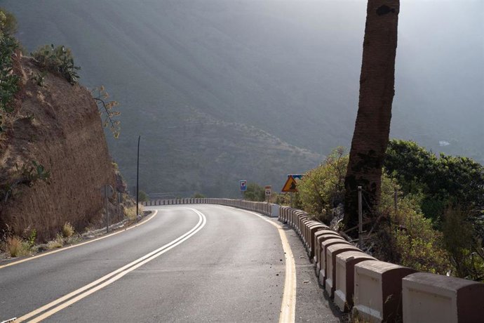 Tramo de la carretera GM-1 afectado por los trabajos de estabilización del talud en el acceso a Valle Gran Rey