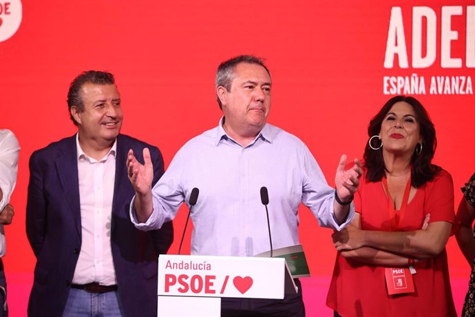 El secretario general del PSOE-A, Juan Espadas, valora el 23J en la sede regional del PSOE-A junto al secretario general del PSOE de Sevilla, Javier Fernández, y la vicesecretaria general del PSOE-A, Ángeles Férriz.