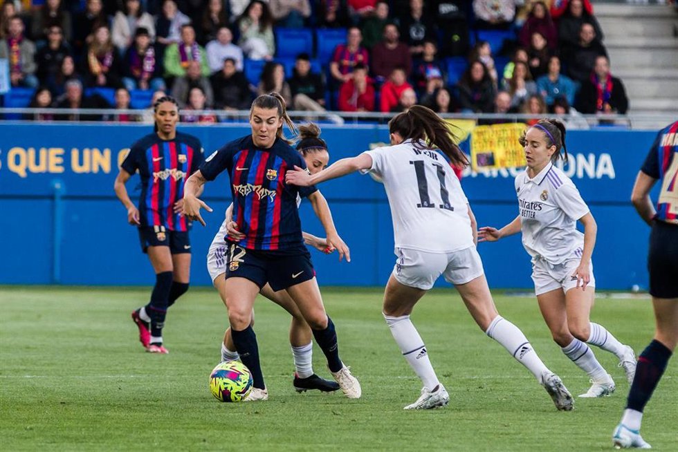 Archivo - Patri Guijarro conduce la pelota ante Caroline Weir en el FC Barcelona-Real Madrid de la Liga F 22-23