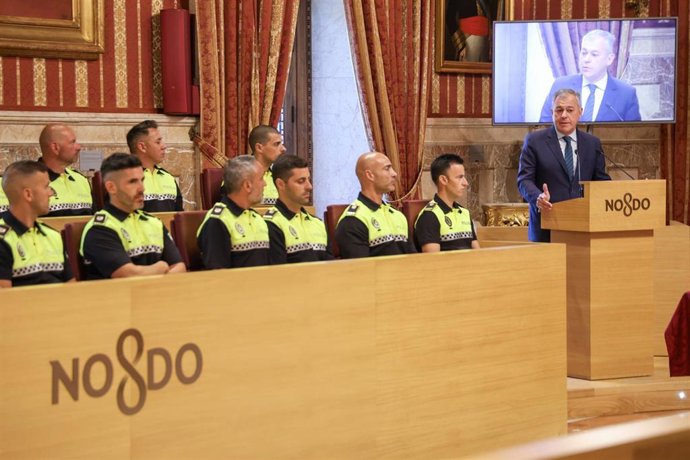El alcalde de Sevilla, José Luis Sanz, en la toma de posesión de los 22 nuevos policias locales.