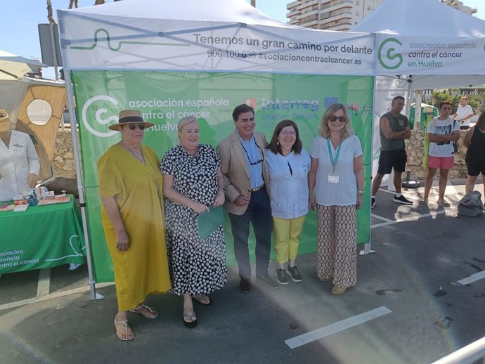 Presentacón en la playa de Punta Umbría la 'Campaña de fotoprotección y prevención del cáncer de piel'.