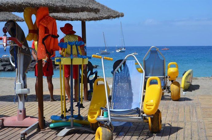 Sillas para el baño adaptado en una playa de Tenerife