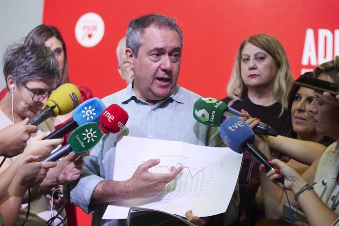 El secretario general del PSOE de Andalucía y Portavoz del Grupo Parlamentario Socialista, Juan Espadas, atiende a lo medios de comunicación antes de la Comisión Ejecutiva Regional del PSOE-A tras el 23-J en la sede de la calle San Vicente, a 25 de juli