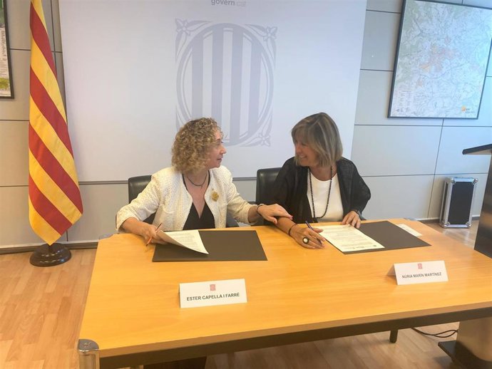 La consellera de Territorio de la Generalitat, Ester Capella, y la alcaldesa de L'Hospitalet de Llobregat (Barcelona), Núria Marín, en el momento de la firma del convenio.