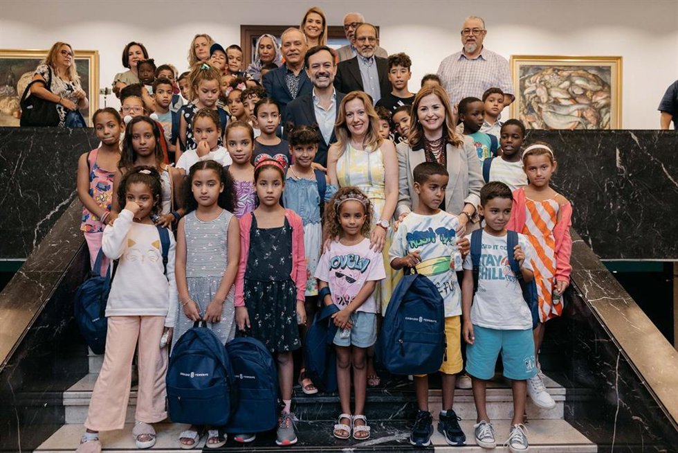 El Cabildo de Tenerife acoge la recepción a los 53 niños y niñas saharauis y las familias tinerfeñas que participan en el programa 'Vacaciones en Paz'