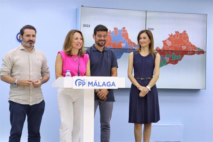 Patricia Navarro junto a otros miembros del Comité de Campaña del PP de Málaga.