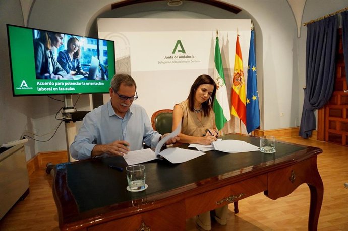 Los delegados de Desarrollo Educativo y Formación Profesional y de Empleo, Empresa y Trabajo Autónomo de la Junta en Córdoba, José Francisco Viso y María Dolores Gálvez, en la firma del acuerdo.