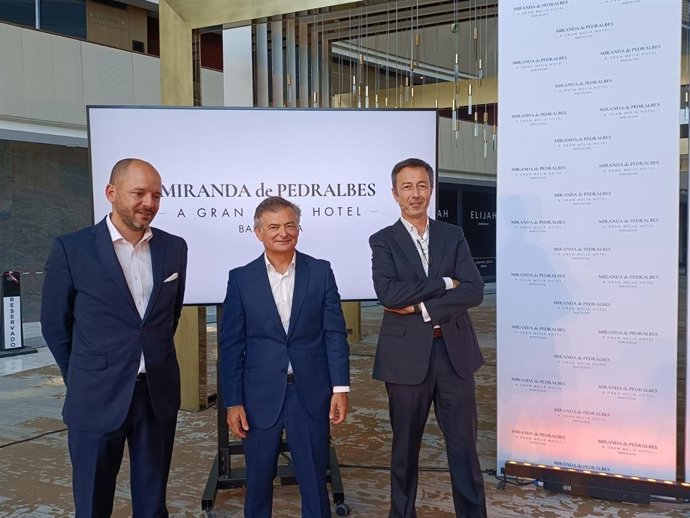 El director general de operaciones de Meliá en Catalunya, Levante y Balerares, Alberto Lalinde; el director general, Ramón Vidal, y el representante del grupo propietario del inmueble Manuel Juste.
