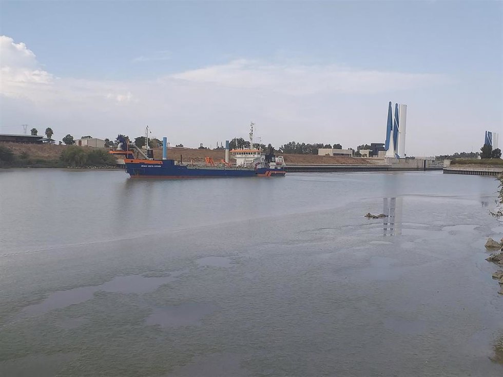 Archivo - Imagen de archivo de trabajos del dragado de mantenimiento del Guadalquivir.