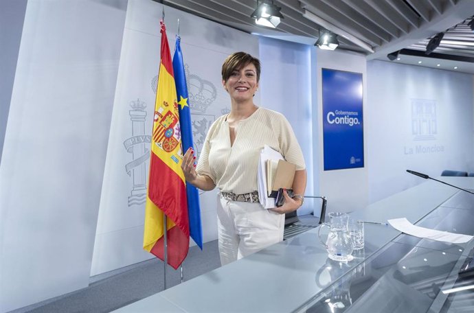 La ministra de Política Territorial y portavoz del Gobierno, Isabel Rodríguez, tras una rueda de prensa posterior a la reunión del Consejo de Ministros, en el Palacio de la Moncloa, a 25 de julio de 2023, en Madrid (España).