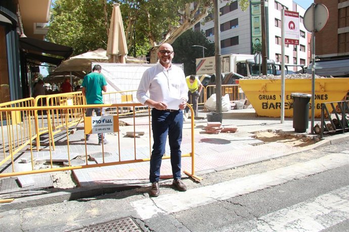 Bernardo Jordano en uno de los pasos de peatones en obras.