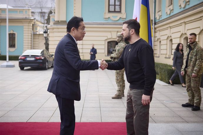 Archivo - El primer ministro de Japín, Fumio Kishida, es recibido en Kiev por el presidente ucraniano, Volodimir Zelenski.