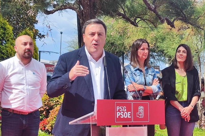El secretario xeral del PSdeG, Valentín Formoso, interviene en la ofrenda floral a Castelao de los socialistas gallegos por el Día Nacional de Galicia