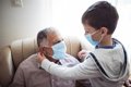 'Abuelos canguro' para paliar la pobreza materno-infantil y ayudar a la conciliación familiar y laboral