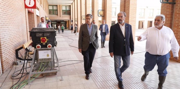 El presidente de Aragón, Javier Lambán, y el vicepresidente del Gobierno autonómico, Arturo Aliaga, visitan las instalaciones de la Feria de Zaragoza dañadas por la tormenta del pasado mes de julio, junto con el presidente de Feria Zaragoza, Manuel Teru