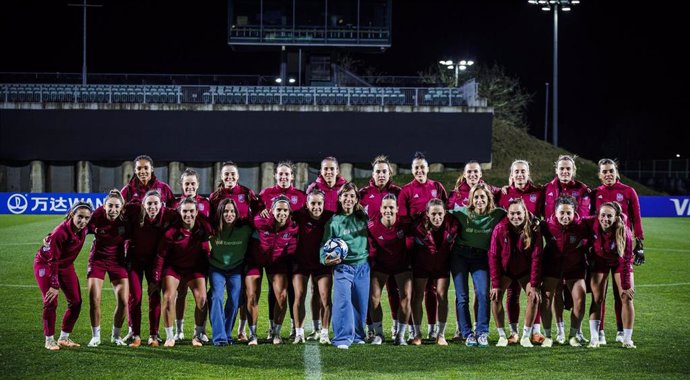 Visita Iberdrola de las deportistas Sandra Sanchez, Queralt Castellet y Lucia Martiño  a las jugadoras de la selección española en Auckland.