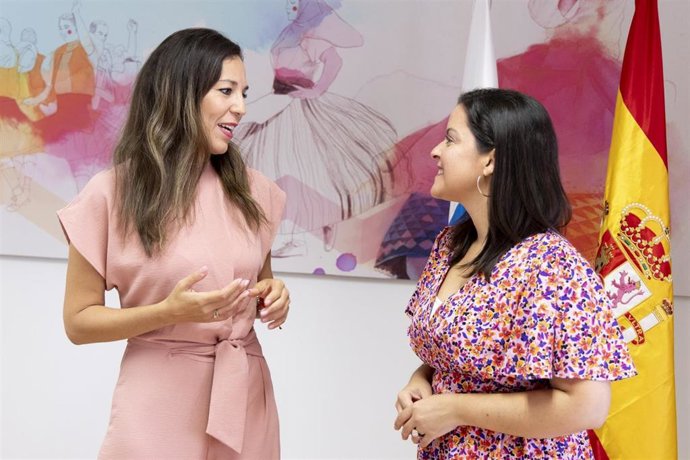 La consejera de Turismo y Empleo del Gobierno de Canarias, Jessica de León, se ha reunido con la consejera saliente, Yaiza Castilla, para completar el traspaso de competencias e iniciar su gestión