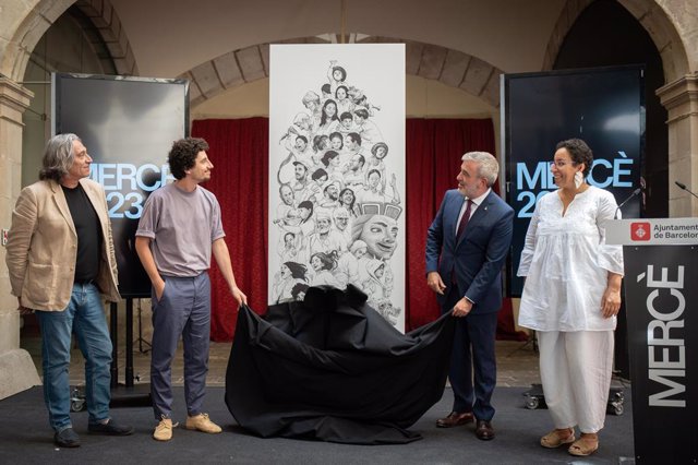 Descobriment del cartell de la Mercè, amb el comissionat Xavier Marcé, l'il·lustrador Chamo Sant, l'alcalde Jaume Collboni i la pregonera Najat l'Hachmi