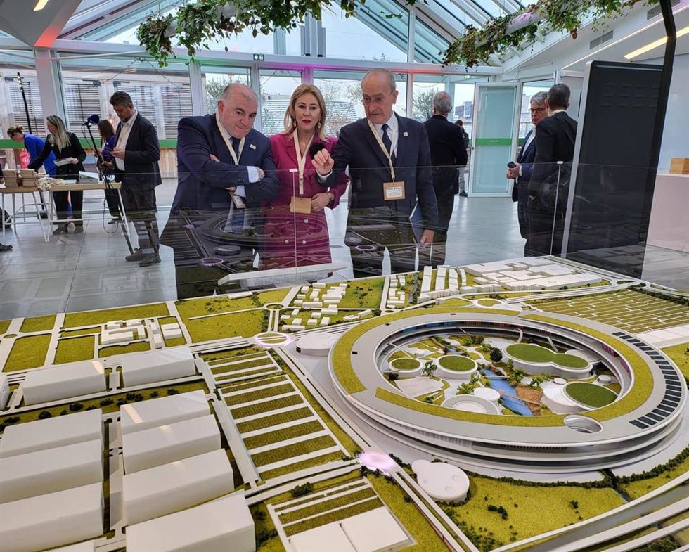 Archivo - El alcalde de Málaga, Francisco de la Torre, junto a la maqueta de Málaga para la Expo2027