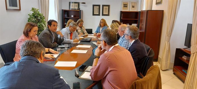 Foto de archivo de una reunión mantenida por el consejero de Justicia, Administración Local y Función Pública, José Antonio Nieto, con organizaciones sindicales.