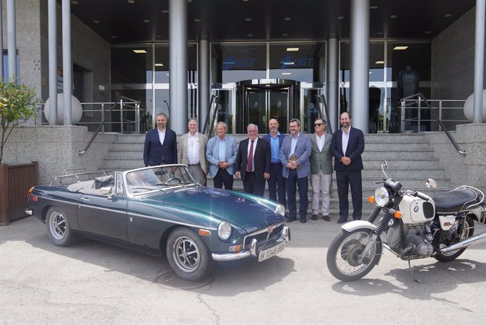 Visita del presidente de la Federación Internacional de Vehículos Históricos (FIVA), Tiddo Bresters, a la sede de la DGT en Madrid.