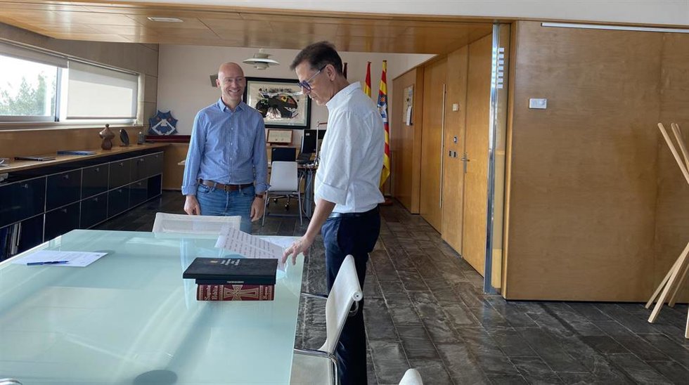Archivo - El presidente del Consell Insular de Menorca, Adolfo Vilafranca, nombrando al nuevo director insular de Educación, Cultura y Patrimonio, Jaime Reurer