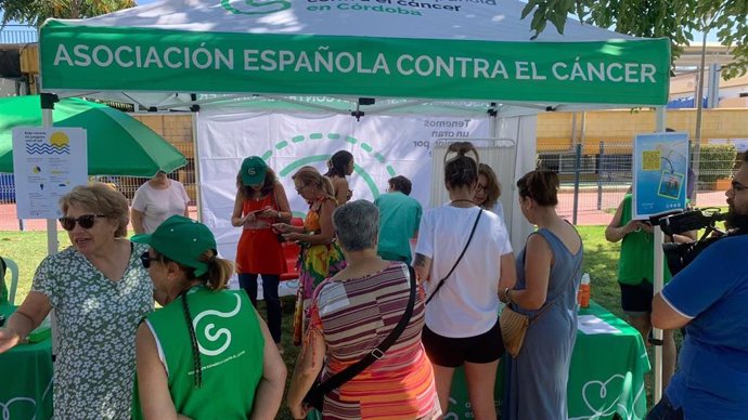 Desarrollo de la campaña para concienciar ante el cáncer de piel en la piscina Santuario de Córdoba.