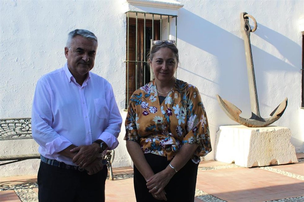 El director del curso de la UNIA 'Retos y logros de la enfermedad del alzheimer' y la coordinadora del Plan Andaluz de Alzheimer en La Rábida (Huelva).