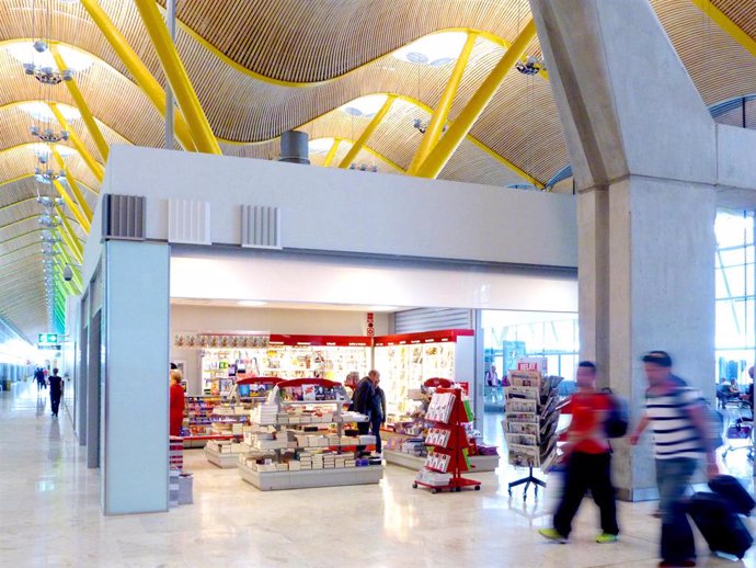 Archivo - Tiendas en la terminal T4 de Barajas