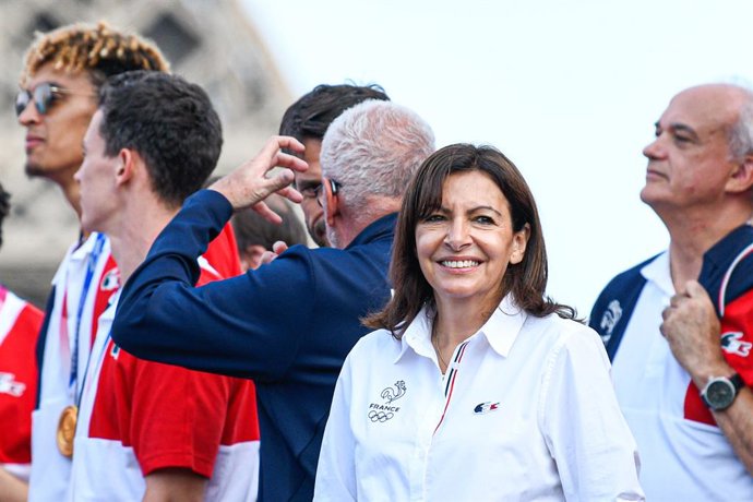 Archivo - Paris mayor Anne Hidalgo and the players of France national men's volleyball team (gold medal) celebrate during the return from Japan of the French Olympic delegation on August 9, 2021 at Trocadero place in Paris, France - Photo Victor Joly / 