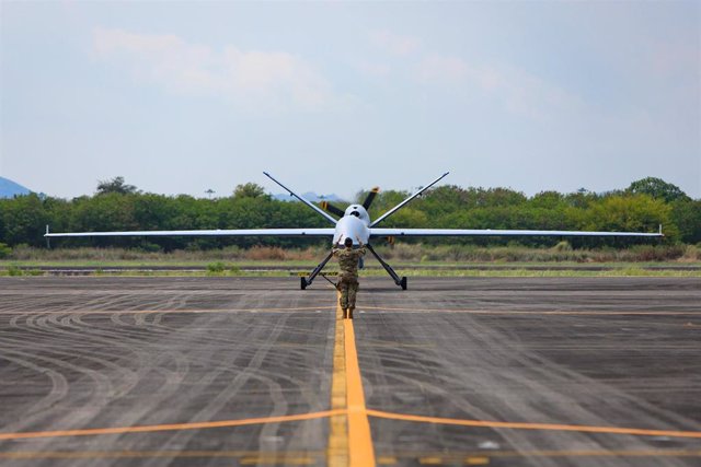 Archivo - Soldado estadounidense junto a un dron MQ-9 Reaper