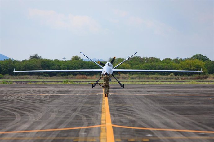 Archivo - Soldado estadounidense junto a un dron MQ-9 Reaper