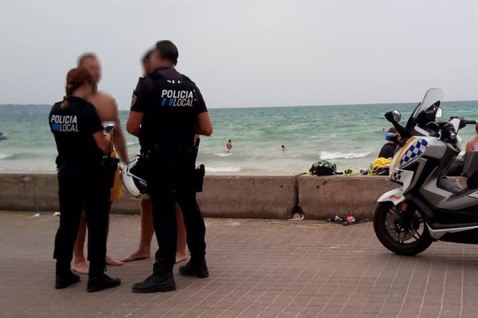 La Policía Local retira 11 patinetes eléctricos de una empresa de alquiler ubicados en Playa de Palma