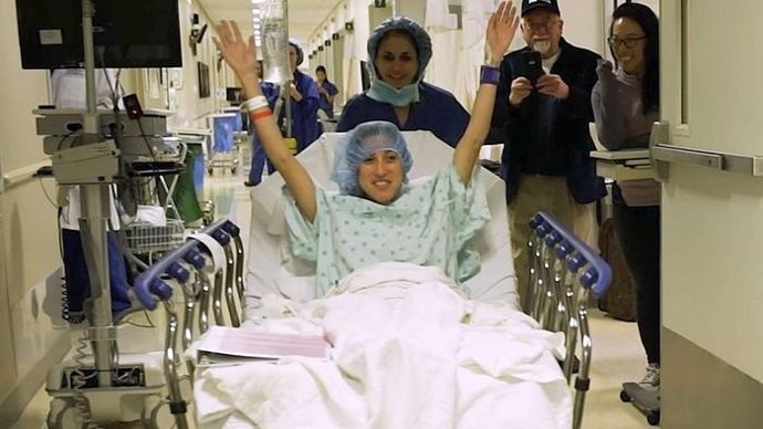 Archivo - Nina Martínez, la primera persona con VIH en Estados Unidos en donar un riñón a otra persona con VIH, en el día de su histórica cirugía en marzo de 2019.