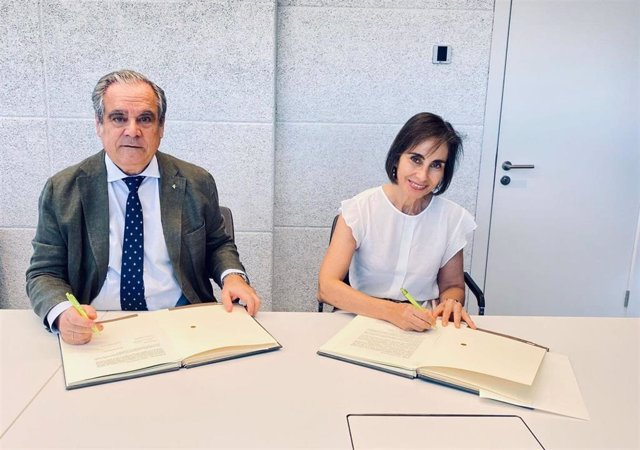 El presidente del Consejo General de Colegios Farmacéuticos, Jesús Aguilar, y la presidenta de la Fundación Piel Sana, de la Academia Española de Dermatología y Venerología, Yolanda Gilaberte, han suscrito este martes un convenio marco.