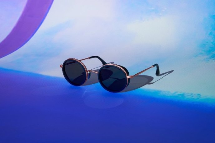 Modelo de la nueva colección de gafas de sol de Cupra y L.G.R