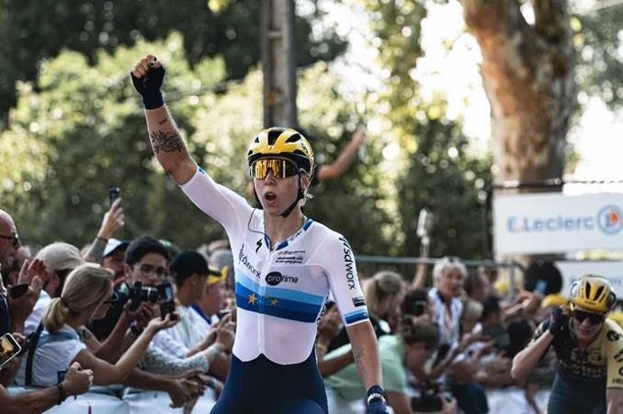 La neerlandesa Lorena Wiebes (SD Work) celebrando su victoria en la tercera etapa del Tour de Francia femenino.