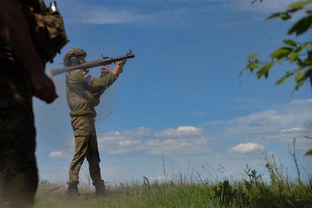 Archivo - Soldado ucraniano utilizando un lanzamisiles