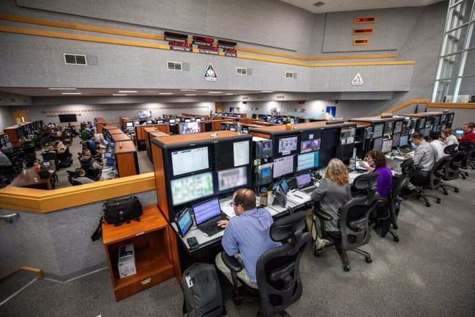 Un equipo de ingenieros de la NASA y Jacobs están en la consola para la primera simulación de lanzamiento de Artemis II dentro de la Sala de disparos 1 en el Centro de control de lanzamiento en el Centro espacial Kennedy de la NASA en Florida .