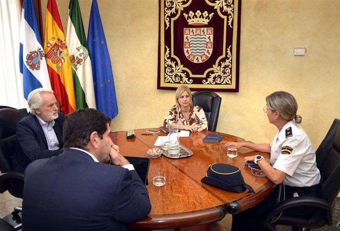 La alcaldesa de Jerez reunica con la Policía Autonómica.