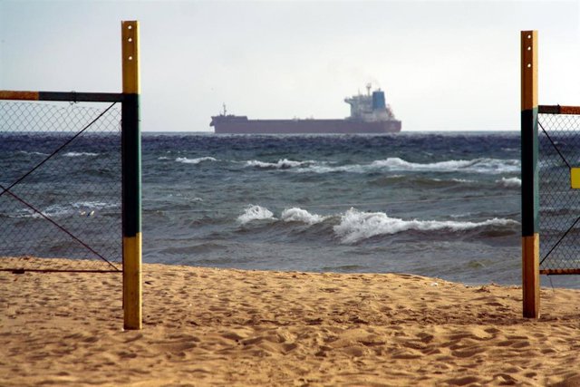 Archivo - Barco cargado de productos agrícolas frente a las costas de Odesa, en el suroeste de Ucrania