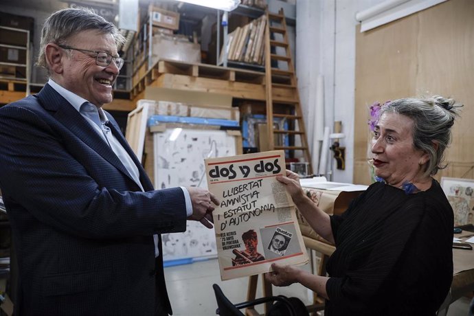 El secretario general del PSPV-PSOE, Ximo Puig, junto a la artista contemporánea Carmen Calvo.