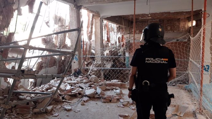 Un agente de la Policía Nacional frente a los restos de un derrumbamiento en las obras del colegio Adoratrices, a 25 de julio de 2023