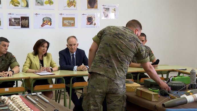 La ministra de Defensa, Margarita Robles, se interesa por el curso de desminado que militares ucranianos reciben en la Academía de Infantería de Toledo