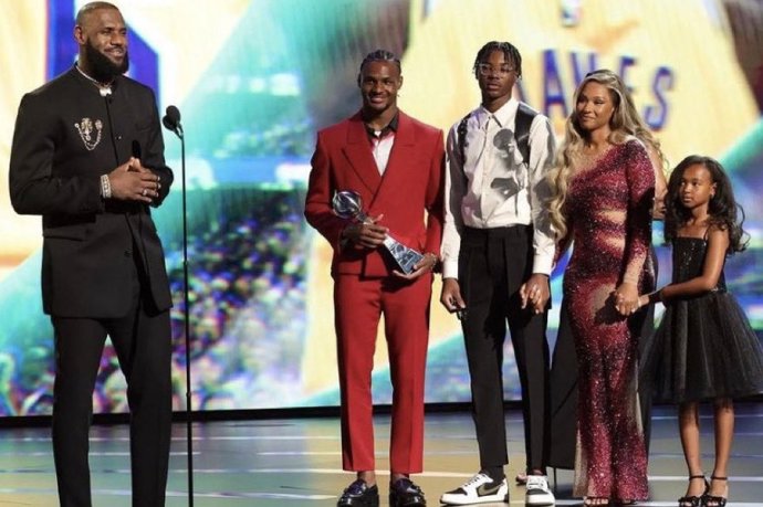 LeBron James, junto a su hijo Bronny y su familia.