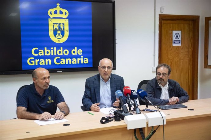 El presidente del Cabildo de Gran Canaria, Antonio Morales (centro), con el director de extinción del incendio de Tejeda, Carlos Velázquez, y el consejero insular de Transición Ecológica