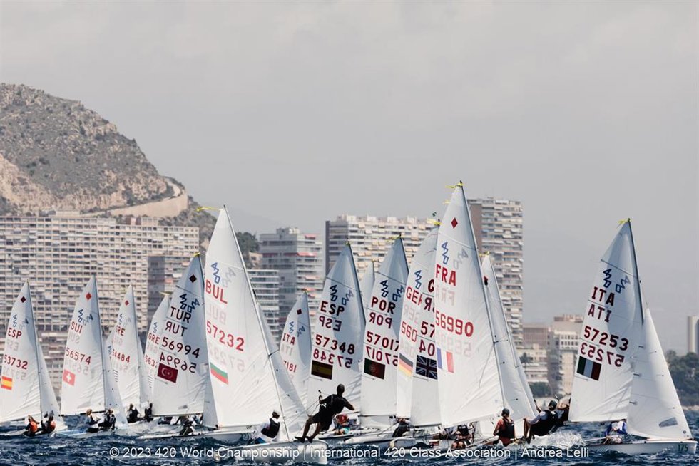 La flota del Campeonato del Mundo de vela en la clase 420.